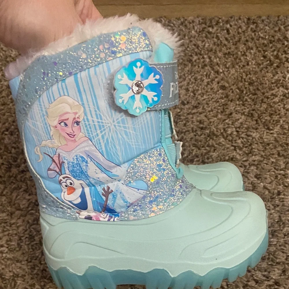 Frozen Themed Toddler Snow Boots that Light up! - Picture 3 of 10